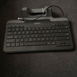 Belkin B2B130 Wired Tablet Keyboard with Stand and Lightning Connector for iPad