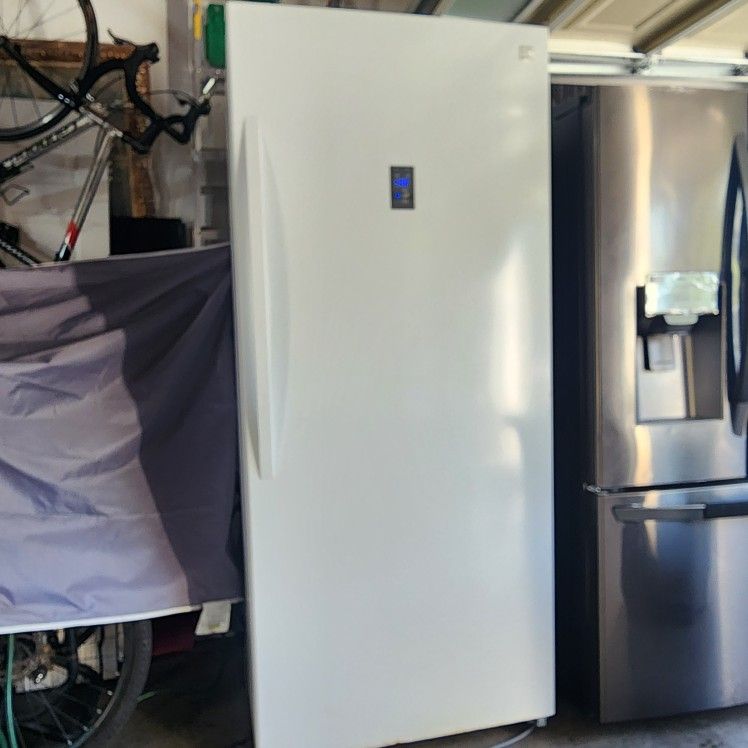 TALL UPRIGHT FREEZER/REFRIGERATOR. 