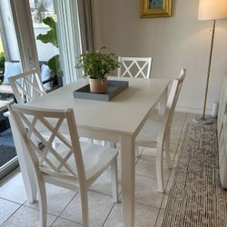 NEW UNUSED White table and 4 chairs . Rectangular 