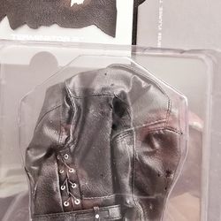 Selling Or Trading Terminator Hot Toys DX13 Jacket  New .  90$  And The Bar Is Plastic New 30$ Se Habla Espa 