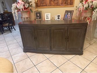 Thomasville Furniture Console table  sideboard, entrance table Excellent like new condition