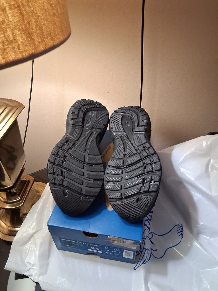 Brooks ADRENALINE Women's 8.5 NIB