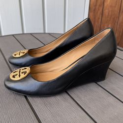 Tory Burch Chelsea Black Leather Wedge Heels With Gold Logo Medallion Shoe 8
