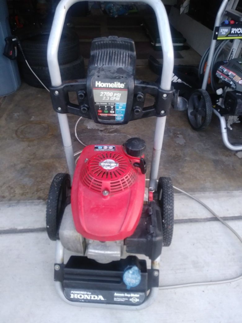 HOMELITE PRESSURE WASHER 2700 PSI 2.3GPM WITH HONDA MOTOR