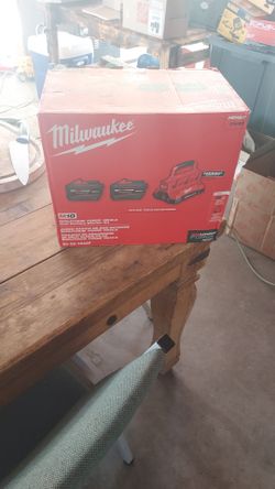 Milwaukee
 
M18 18V Lithium-lon
REDLITHIUM FORGE Starter
Kit with Two 12.0 Ah Battery
Pack and PACKOUT 6-Port
Rapid Charger