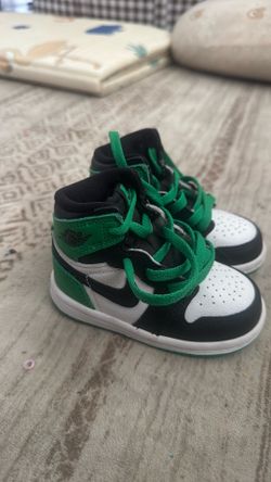 Baby shoes green Nikes