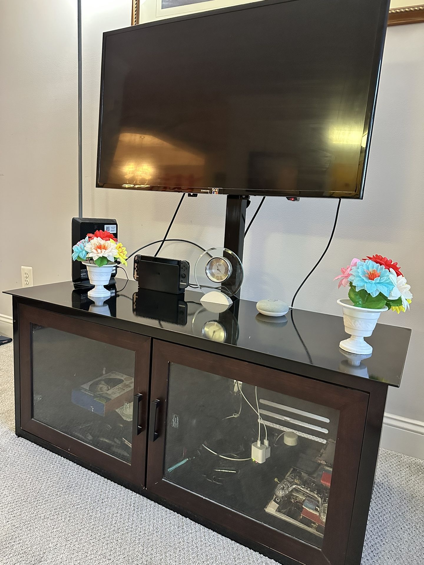 32" Samsung TV with Swivel stand