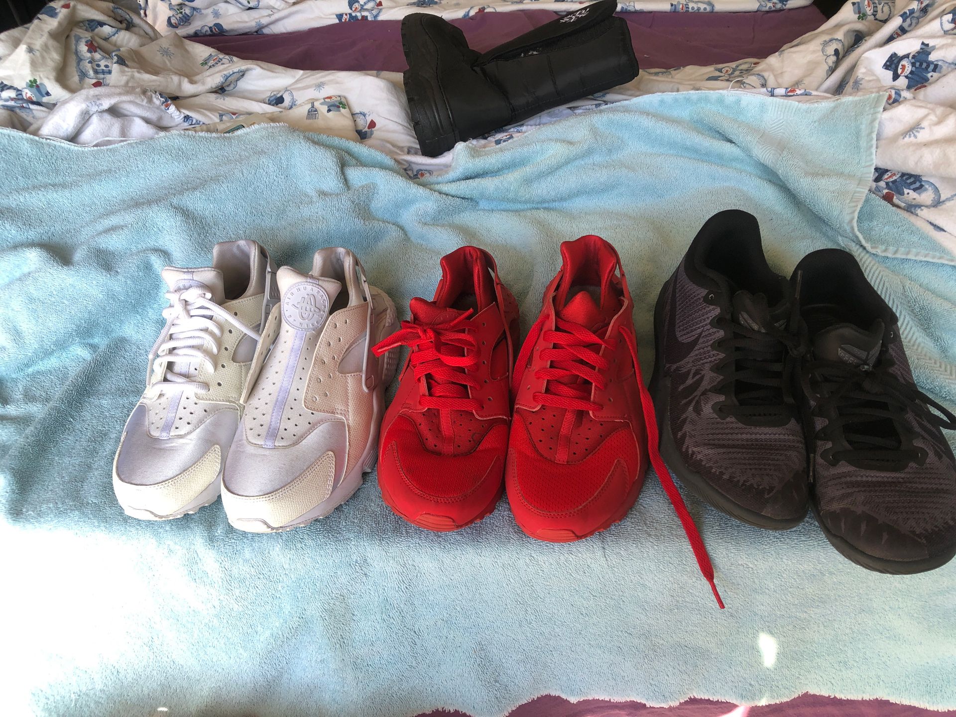 Ladies Nike tennis shoes