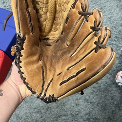 Easton baseball glove 