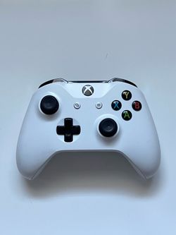 USED - White Xbox One Slim Controller (Cosmetic well worn & Comes with Batteries)