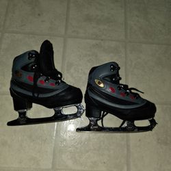 selling a pair of kids y9 riedell ice skates 3 size in kids