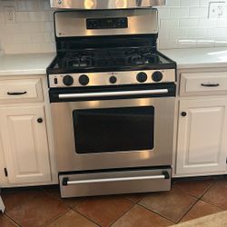 G&e Stove And Microwave 