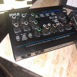 24-bit, 48 kHz resolution
Multiple inputs: XLR/1/4" combo, RCA, and 3.5mm stereo
Phantom power for condenser mics
EQ and FX controls
Headphone outputs