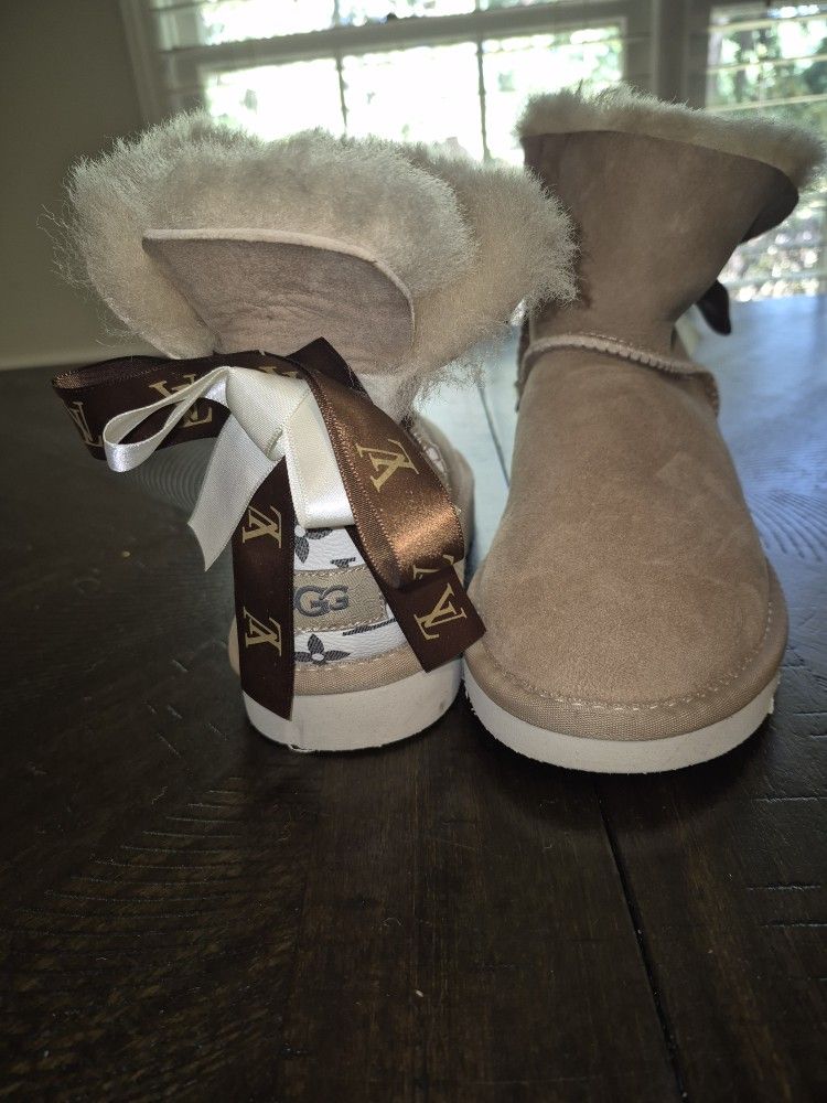 Women SIZE 8 UGG 