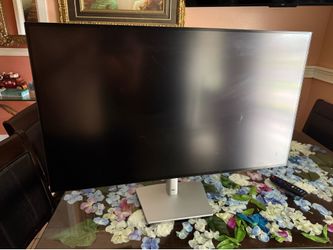 32 inch Dell monitor docking station built in