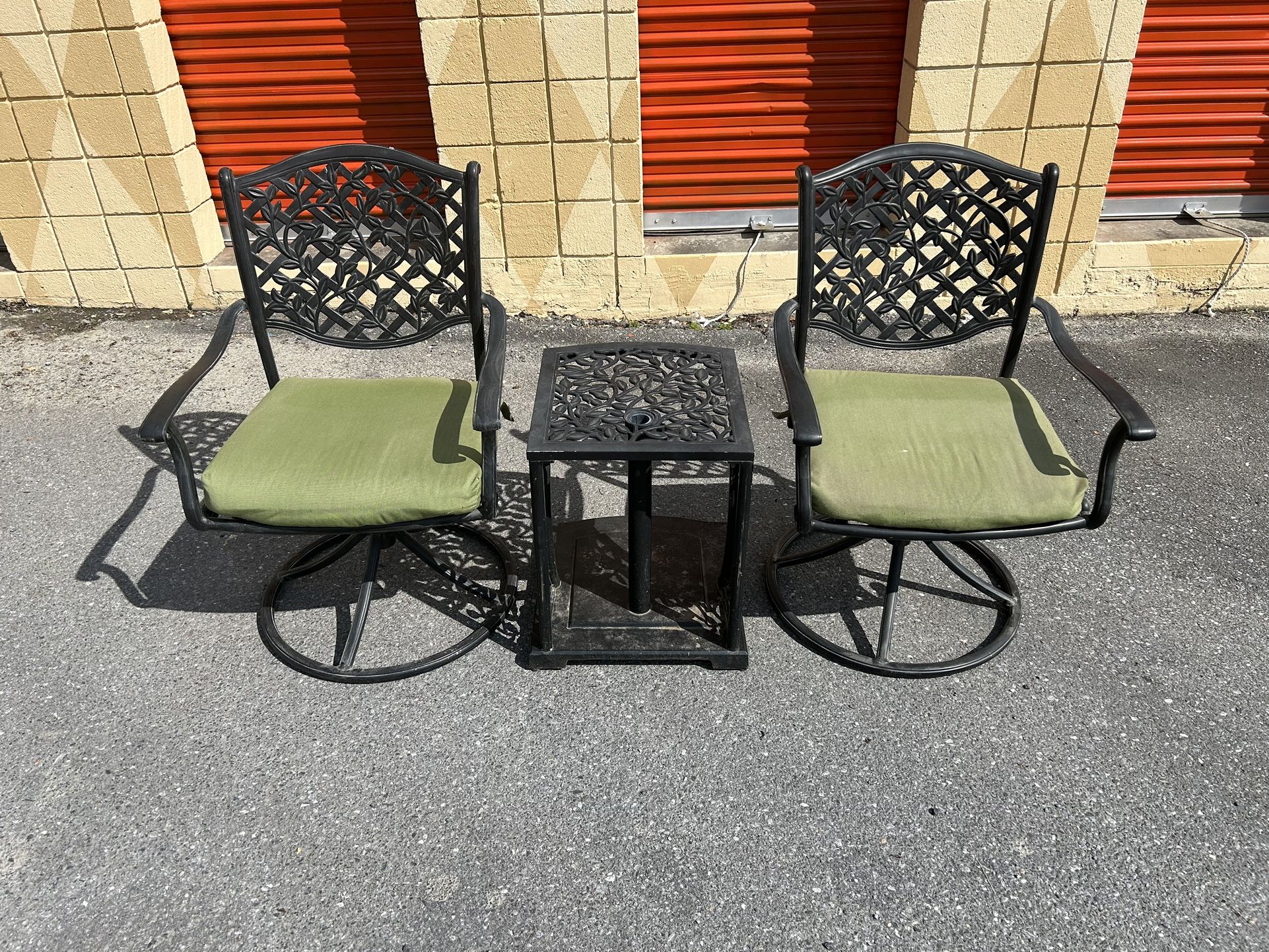 Beautiful Hampton Bay Bistro Set Table and 2 Swivel Chairs *