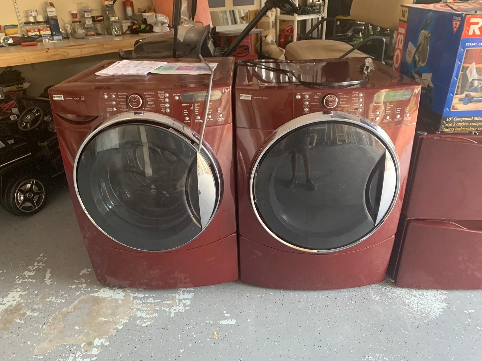 Kenmore washer and dryer combo in great conditions with pedetals but the washer moves a lot