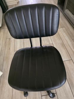 Black Faux Leather Rolling Office Chair – Modern Ribbed Design