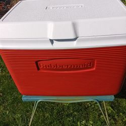 Rubbermaid Large Cooler 