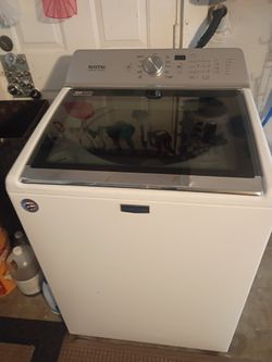 Lavadora MAYTAG.