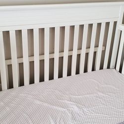 Crib with Organic Matress and Pottery Barn Sheet