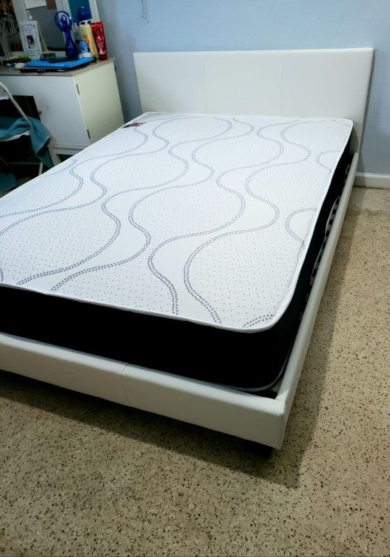 NEW Full MATTRESS and BOX SPRING. Bed frame not included👍
