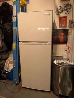Vissani 10 Cu. Ft. Refrigerator / Freezer – 24" Wide