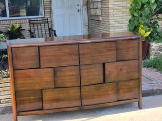 DRESSER