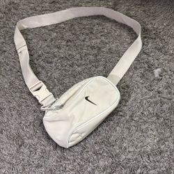 Nike Sportswear Essentials Cross Body Bag