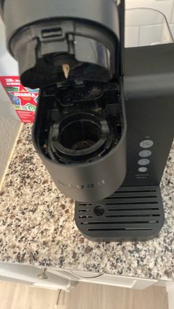 K cup coffee maker with cup holder