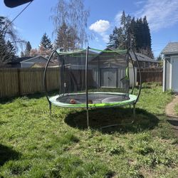 10’ Trampoline (((FREE)))!!