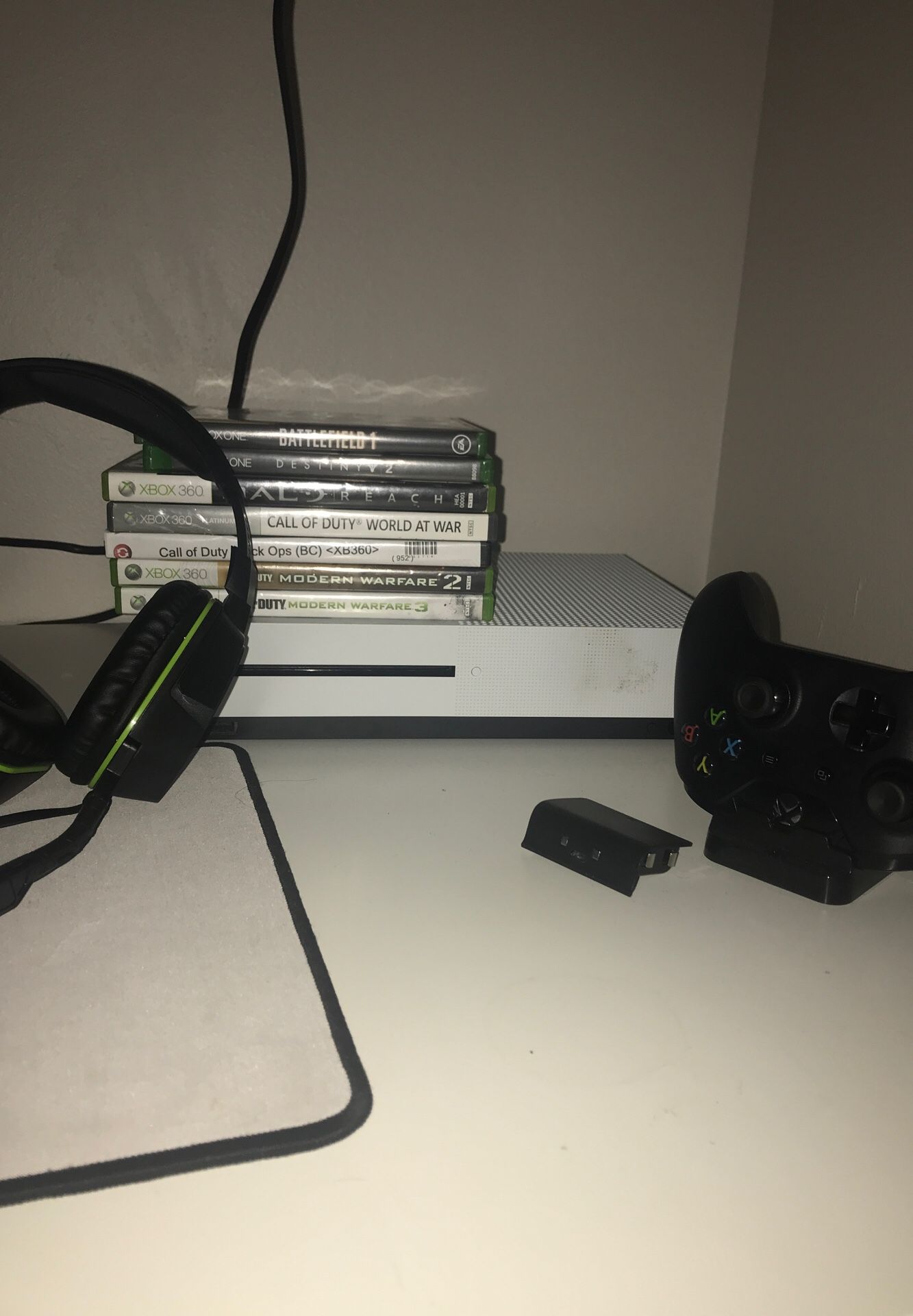 Xbox one s 1tb , one controller and headset, charging dock with two chargeable battery packs, 7 games