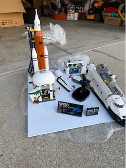 LEGO NASA Space Collection Display – Space Shuttle Discovery & Saturn V