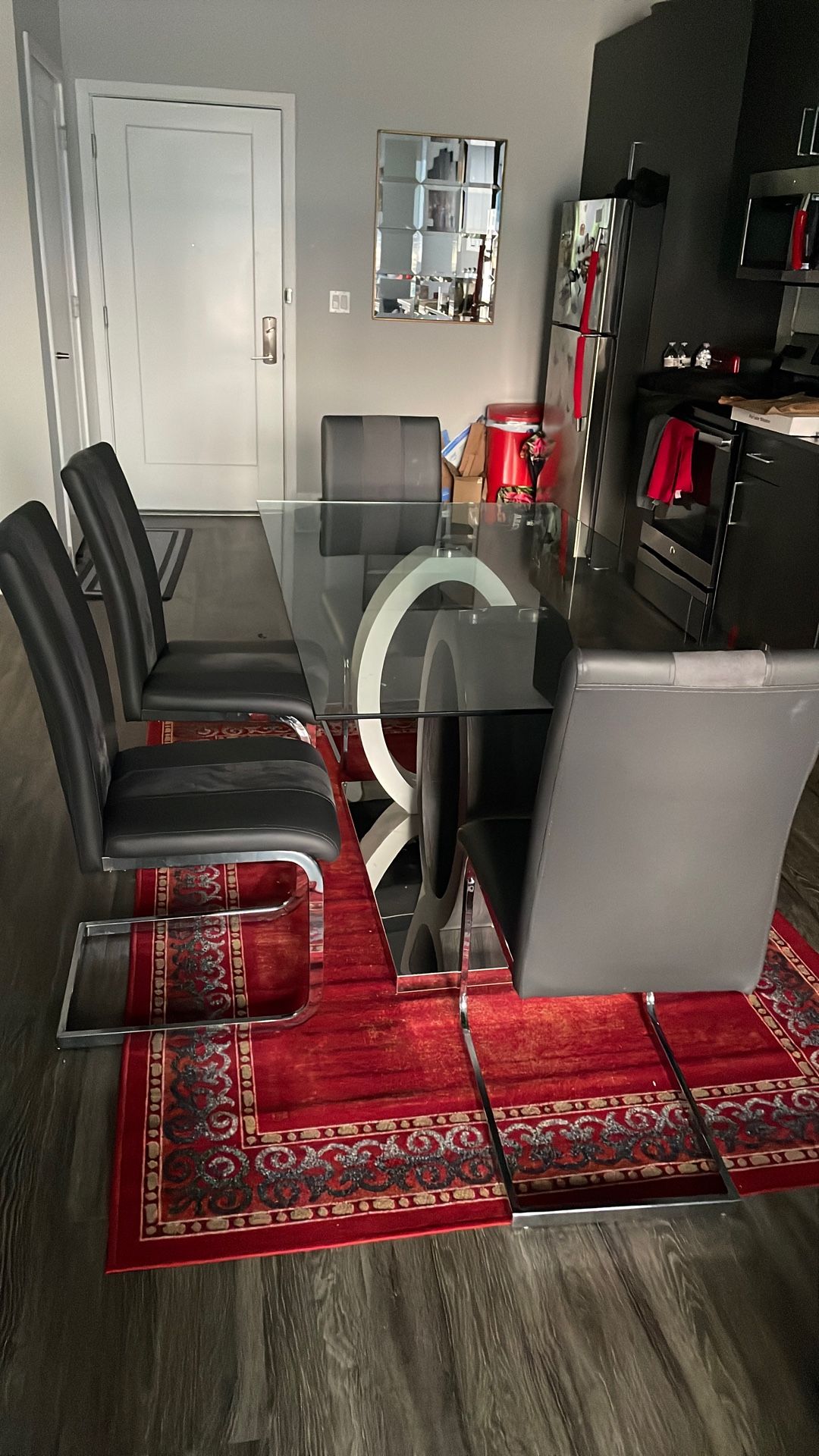 Dining table and 4 Chairs