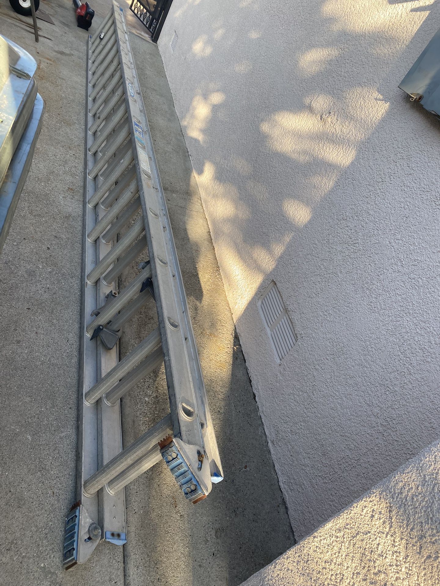 ALUMINUM LADDER