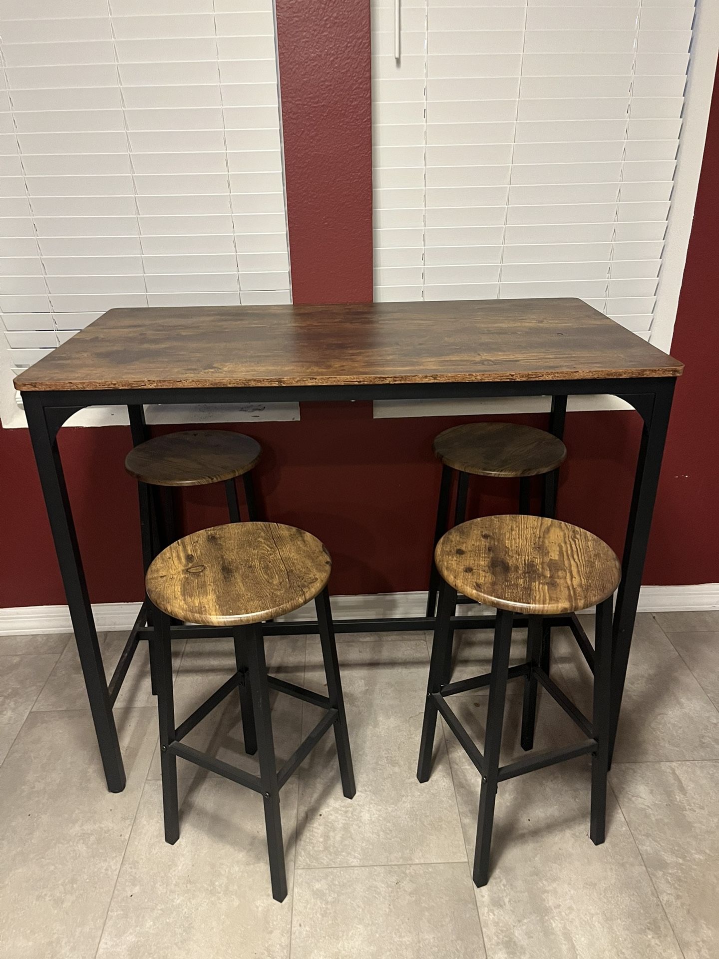Kitchen table and four stools like new