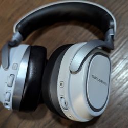 200$ Retail Turtle Beach 700 Steqlth Gen 3 White Headset All Cords Wistles With It 