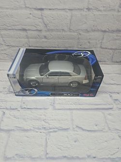 NEW MAISTO CHRYSLER 300 HEMI C SPECIAL EDITION SILVER 1:18 SCALE