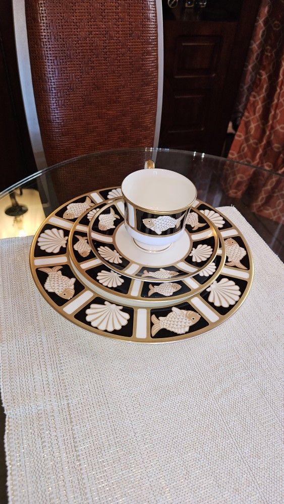 MIKASA FISH AND SHELL, PARCHMENT, WEDGEWOOD PLATE SETS
