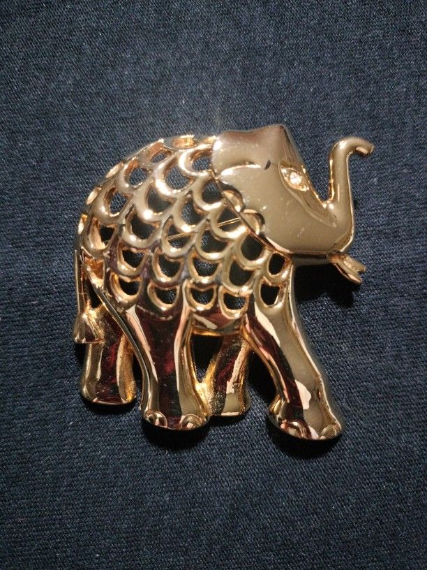 Vintage Gold Tone Elephant π Brooch. ( Blue Plastic Barrel)
