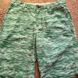 Men’s Greg Norman golf shorts sz 32