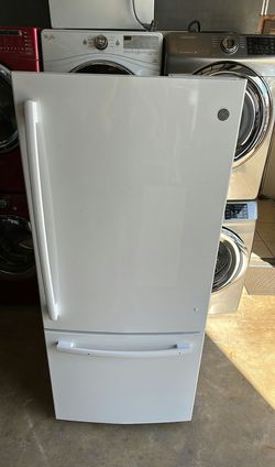 White GE Bottom Freezer Fridge with Adjustable Shelves