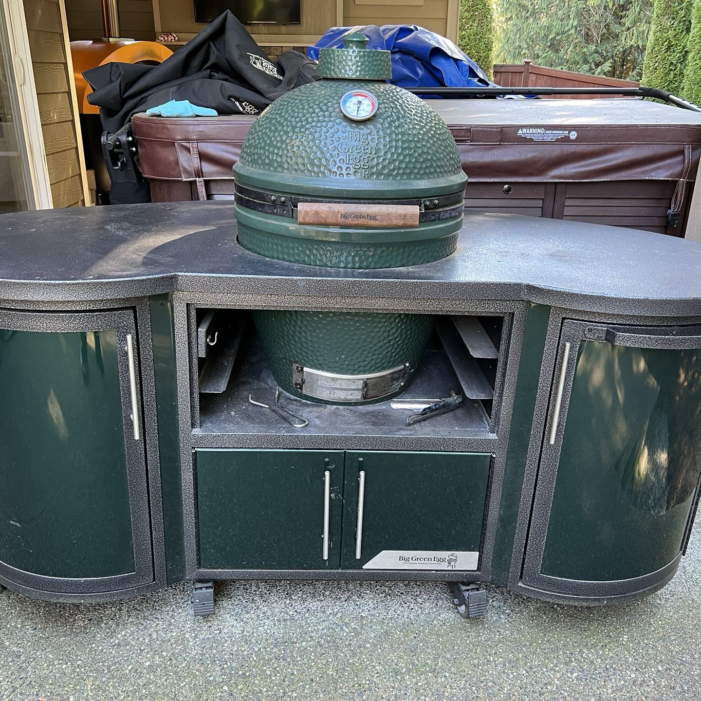 Big Green Egg BBQ Grill With Table With Cabinet And Cover