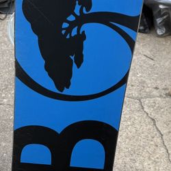 Arbor Formula 148 snowboard with Drake bindings.  Includes: • Women’s boots – US 9 (Millenium Three) • Dakine board bag • Goggles • Bindings  Great co