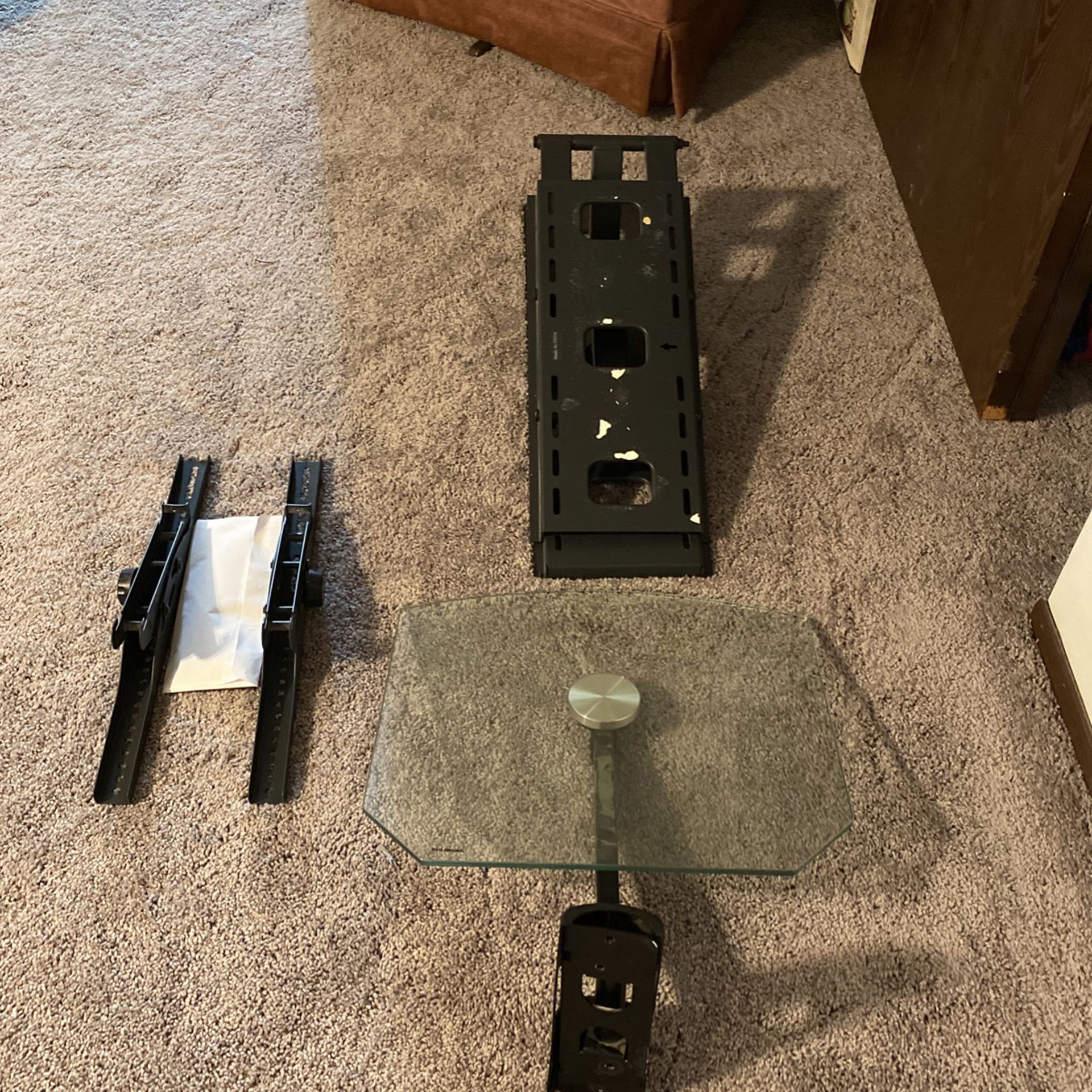 TV mount And shelf for under the TV