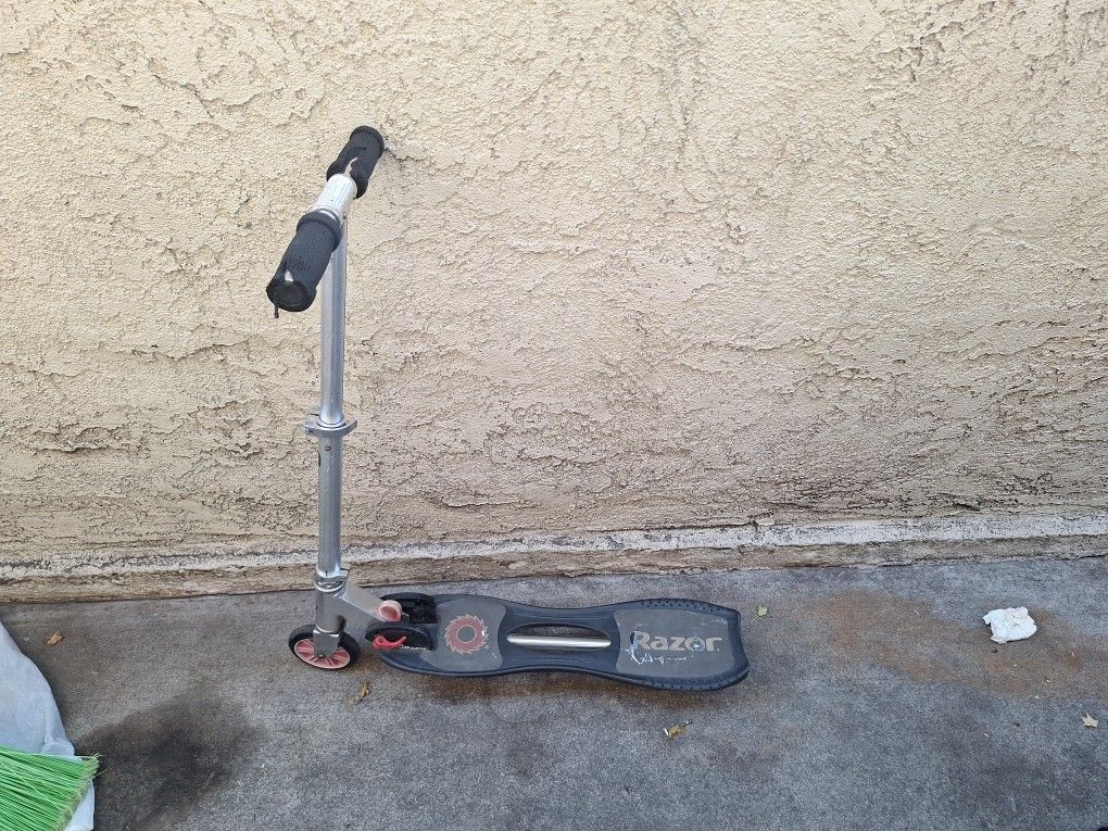 Razor Siege Caster Scooter (Rare)