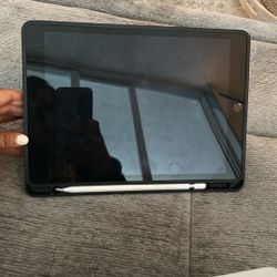 I Pad 9th Generation WiFi Connection Perfect Condition Comes With An Apple Pen And 1 Year Warrenty 