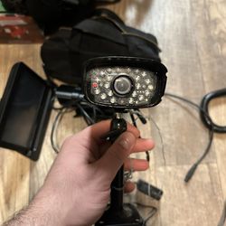 Uniden Guardian security camera with screen and two cameras. Includes sd card. Night vision