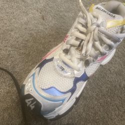 Only 1 Shoe