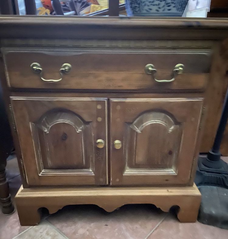 Beautiful Thomasville End Table Or Night Stand 